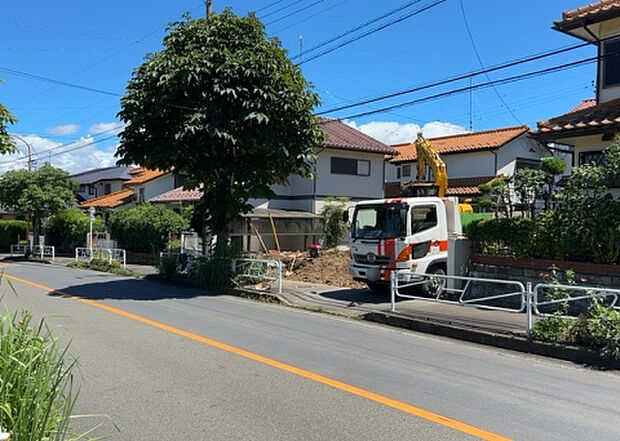 【前面道路含む現地写真_2】お持ちの車種によっては前面道路が広い方が便利でしょう。しかし、前面道路が広ければその分交通量が多くなるため、騒音などが気になる場合があります。実際に現地を見学し、周辺交通量や騒音などを確認しましょう!