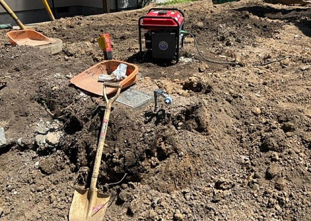 【その他設備】敷地内には、散水栓や立水栓があります。水道水を直接利用できるため、水を運ぶ手間を省くことが出来ます。大量の水を必要とする洗車作業や清掃などに役立ちます。その他設備とあわせて、現地でご確認ください。