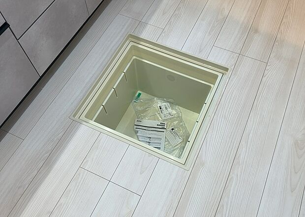 【キッチン床下収納】キッチン床下収納は、調理器具や食器などをスッキリと収納できる便利なスペースです。収納量が多いもの、引き出しがスムーズに開閉するものなど、使い勝手の良いものを選ぶことが大切です。また、湿気がこもりやすい場所なので、通気性の良いものを選ぶこともおすすめです。