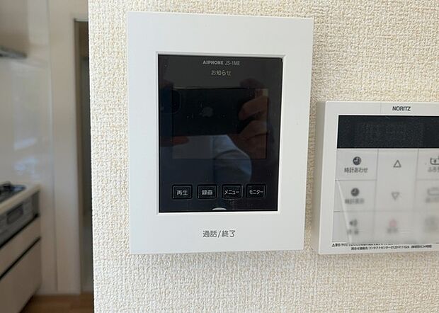 【TVモニター付きインターホン】TVモニター付きインターホンは、来訪者の顔を確認できるだけでなく、音声でやり取りすることもできるため、セキュリティ面で安心できる設備です。モニター画面が大きく見やすいもの、夜間でも来訪者をしっかりと確認できるものなど、機能性を重視したいところです。