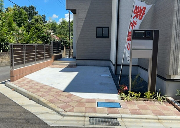 【駐車場】駐車場と明記されていても、最小スペースでつくられた駐車場だと大型車は駐車できなかったり、出入りしにくくなったりする可能性があります。お車のサイズと購入したい物件の駐車場のサイズを現地で確認しましょう。