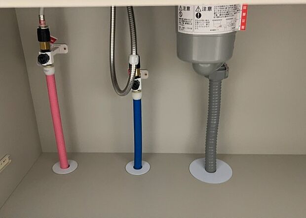 【キッチン水栓】キッチン水栓は、毎日必ず使うものだからこそ、使いやすさが重要です。シャワーヘッドの切り替えがスムーズか、吐水量が調節できるか、水しぶきが飛び散りにくい構造か、浄水機能が付いているかなど、日々の家事を快適にするための機能が数多くあります。また、デザインも多種多様なので、キッチン全体の雰囲気に合わせたものを選ぶことができます。