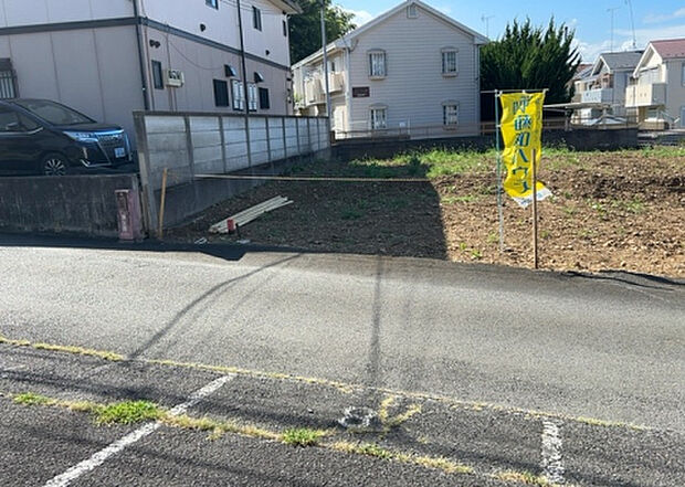 【前面道路含む現地写真_2】前面道路の幅員や歩道の有無、近隣の建物との距離感などは、実際の生活の利便性や安全性に大きく影響します。複数のアングルから前面道路の状況を確認することで、より具体的に生活イメージを描けます。