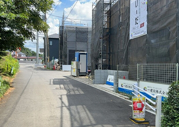 【前面道路含む現地写真_2】前面道路の幅員や歩道の有無、近隣の建物との距離感などは、実際の生活の利便性や安全性に大きく影響します。複数のアングルから前面道路の状況を確認することで、より具体的に生活イメージを描けます。