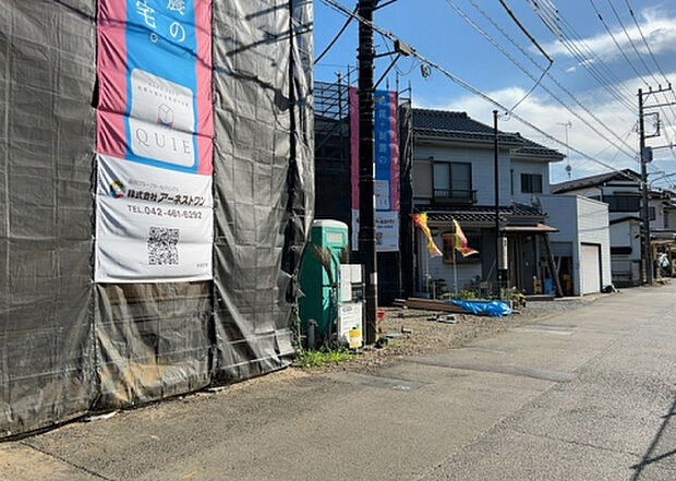 【前面道路含む現地写真_2】前面道路の幅員や歩道の有無、近隣の建物との距離感などは、実際の生活の利便性や安全性に大きく影響します。複数のアングルから前面道路の状況を確認することで、より具体的に生活イメージを描けます。