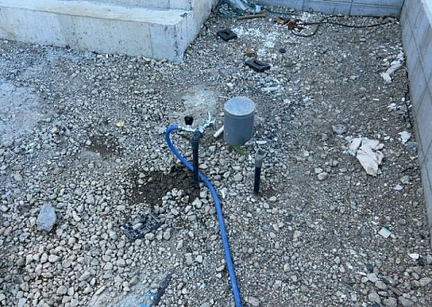 【その他設備】敷地内には、散水栓や立水栓があります。水道水を直接利用できるため、水を運ぶ手間を省くことが出来ます。大量の水を必要とする洗車作業や清掃などに役立ちます。その他設備とあわせて、現地でご確認ください。