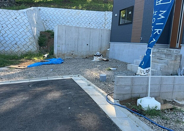 【前面道路含む現地写真_2】前面道路の幅員や歩道の有無、近隣の建物との距離感などは、実際の生活の利便性や安全性に大きく影響します。複数のアングルから前面道路の状況を確認することで、より具体的に生活イメージを描けます。