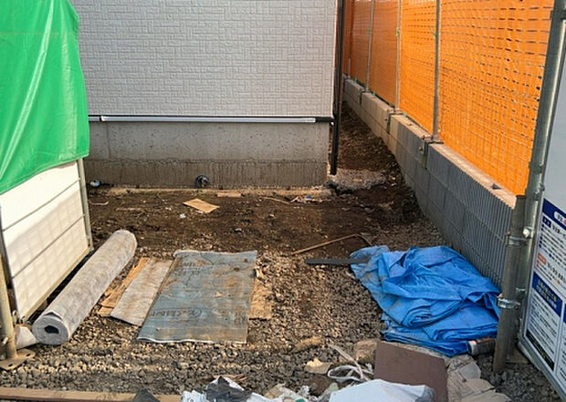 【構造・工法・仕様_2】ベタ基礎とは、柱の位置に関係なく全体に基礎がある事を指し、面積が大きい分建物の重さを全体に分散できます。また、地面からの湿気や害虫を遮断でき、木造住宅で心配されるシロアリ被害を防ぐ効果も期待できます。