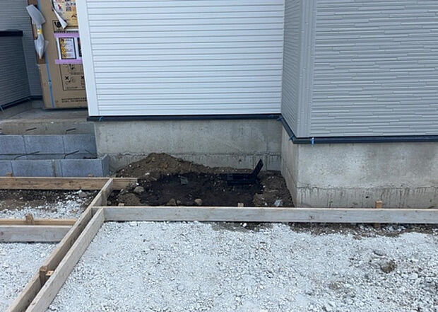 【その他設備】敷地内には、散水栓や立水栓があります。水道水を直接利用できるため、水を運ぶ手間を省くことが出来ます。大量の水を必要とする洗車作業や清掃などに役立ちます。その他設備とあわせて、現地でご確認ください。