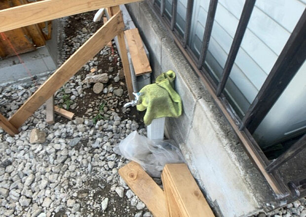 【その他設備】敷地内には、散水栓や立水栓があります。水道水を直接利用できるため、水を運ぶ手間を省くことが出来ます。大量の水を必要とする洗車作業や清掃などに役立ちます。その他設備とあわせて、現地でご確認ください。