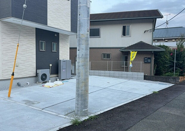 【前面道路含む現地写真_2】お持ちの車種によっては前面道路が広い方が便利でしょう。しかし、前面道路が広ければその分交通量が多くなるため、騒音などが気になる場合があります。実際に現地を見学し、周辺交通量や騒音などを確認しましょう!