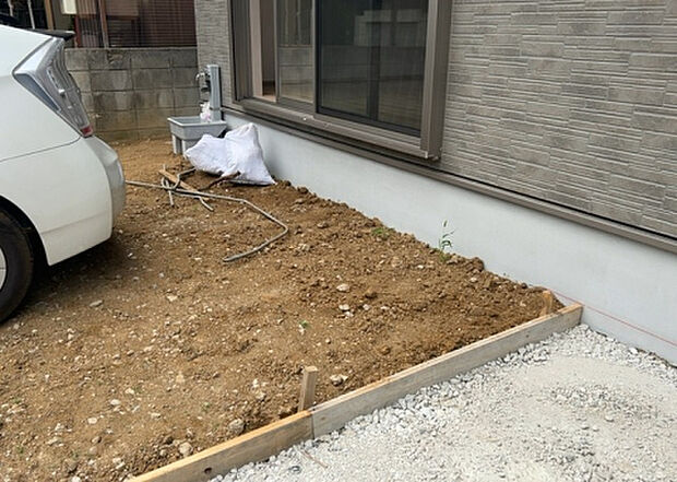 【庭】庭があることでガーデニングや家庭菜園はもちろん、こどもの遊び場やペットを放して遊ぶことができます。また、家の周囲に余裕があるということです。隣地との間があれば、十分な日当たりと、風通しが確保できます。