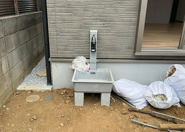 【その他設備】敷地内には、散水栓や立水栓があります。水道水を直接利用できるため、水を運ぶ手間を省くことが出来ます。大量の水を必要とする洗車作業や清掃などに役立ちます。その他設備とあわせて、現地でご確認ください。