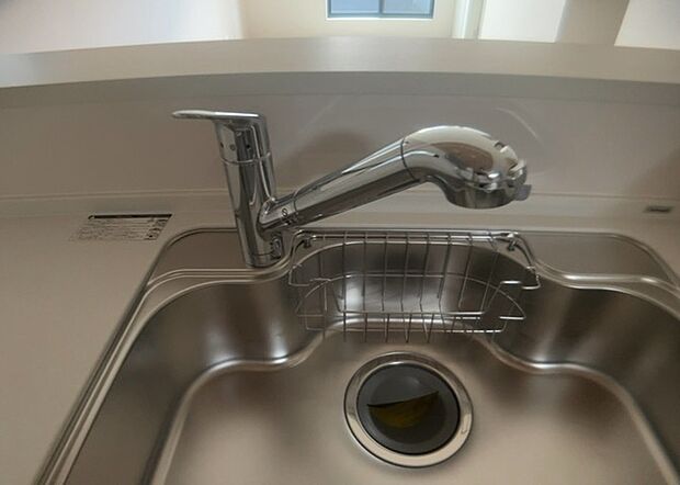 【キッチン水栓】キッチン水栓は、毎日必ず使うものだからこそ、使いやすさが重要です。シャワーヘッドの切り替えがスムーズか、吐水量が調節できるか、水しぶきが飛び散りにくい構造か、浄水機能が付いているかなど、日々の家事を快適にするための機能が数多くあります。また、デザインも多種多様なので、キッチン全体の雰囲気に合わせたものを選ぶことができます。