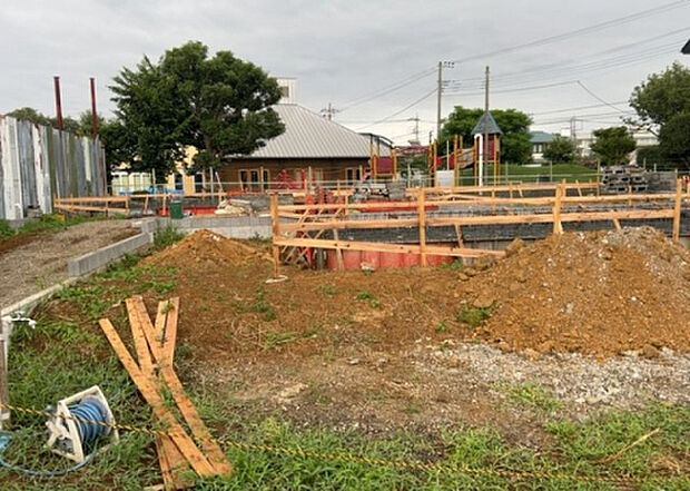 【前面道路含む現地写真_2】前面道路の幅員や歩道の有無、近隣の建物との距離感などは、実際の生活の利便性や安全性に大きく影響します。複数のアングルから前面道路の状況を確認することで、より具体的に生活イメージを描けます。