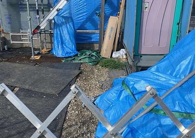 【庭_2】庭のある家に住むことのメリットとして、子どもたちの遊び場を確保できること、ガーデニングや家庭菜園を楽しめること、明るさを確保できることがあります。また、配置を工夫することでプライバシーが確保できます。