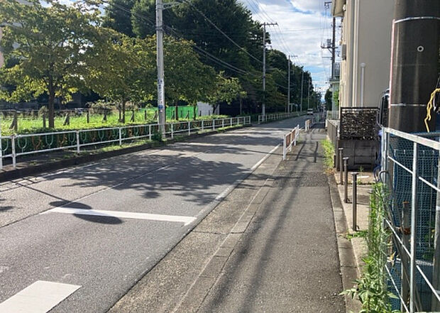【前面道路含む現地写真_2】前面道路の幅員や歩道の有無、近隣の建物との距離感などは、実際の生活の利便性や安全性に大きく影響します。複数のアングルから前面道路の状況を確認することで、より具体的に生活イメージを描けます。