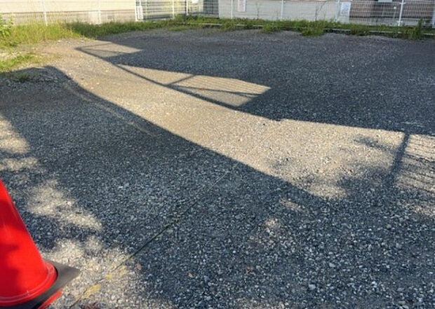 【玄関_2】玄関は、狭すぎると複数人で使いにくく、広すぎても無駄な空間になりがちです。最低2畳を目安にして、家の広さとの兼ね合いや家族の人数を考慮して決めるとよいでしょう。現地を見学して快適な玄関を選びましょう!