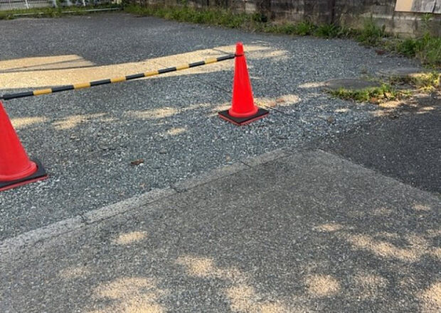 【駐車場】駐車場と明記されていても、最小スペースでつくられた駐車場だと大型車は駐車できなかったり、出入りしにくくなったりする可能性があります。お車のサイズと購入したい物件の駐車場のサイズを現地で確認しましょう。