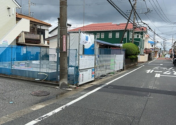 【前面道路含む現地写真_2】お持ちの車種によっては前面道路が広い方が便利でしょう。しかし、前面道路が広ければその分交通量が多くなるため、騒音などが気になる場合があります。実際に現地を見学し、周辺交通量や騒音などを確認しましょう!