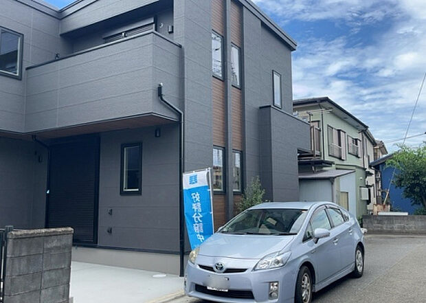 【前面道路含む現地写真_2】お持ちの車種によっては前面道路が広い方が便利でしょう。しかし、前面道路が広ければその分交通量が多くなるため、騒音などが気になる場合があります。実際に現地を見学し、周辺交通量や騒音などを確認しましょう！