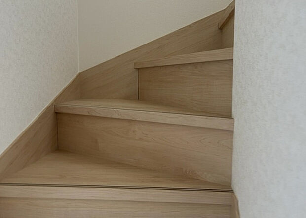 【内装】建物の上下階の通路である階段は、その位置によって動線や室内の印象が大きく左右されます。手摺にも重要な役割があり、転倒の防止・歩行や動作を円滑にして日常生活を支えることを主な目的として設置されています。
