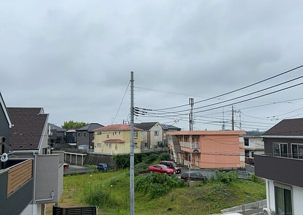 【物件からの展望】眺望を気にして物件を探す場合、前面に建物が建っていないか現地で確認しましょう！前面に建物があると景色はもちろん、日当たりや風通しにも影響が出てきます。住んだ時のことを想像しながら現地見学をしましょう。