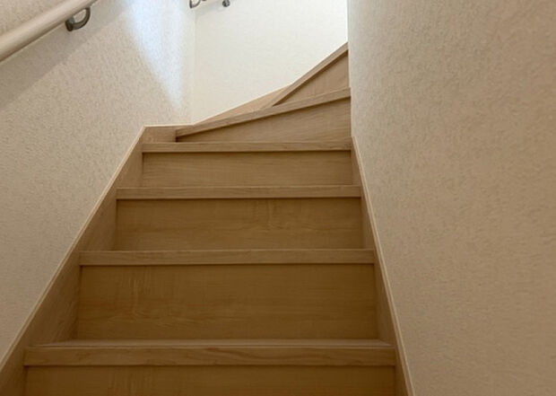 【内装】建物の上下階の通路である階段は、その位置によって動線や室内の印象が大きく左右されます。手摺にも重要な役割があり、転倒の防止・歩行や動作を円滑にして日常生活を支えることを主な目的として設置されています。