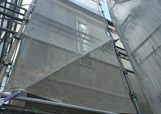 【内装】建物の上下階の通路である階段は、その位置によって動線や室内の印象が大きく左右されます。手摺にも重要な役割があり、転倒の防止・歩行や動作を円滑にして日常生活を支えることを主な目的として設置されています。