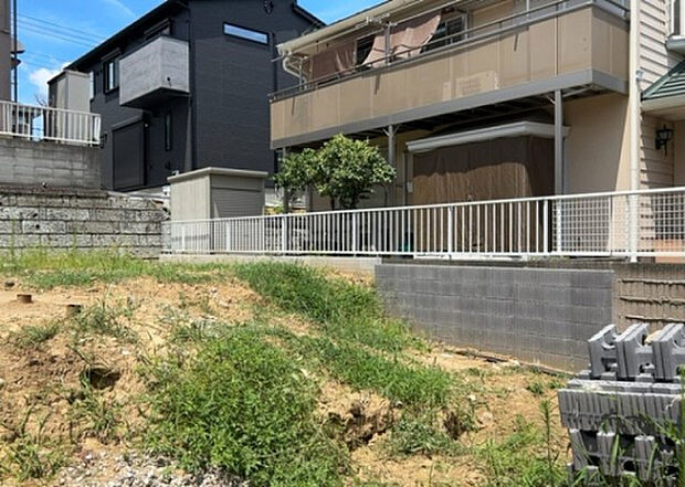 【庭】庭があることでガーデニングや家庭菜園はもちろん、こどもの遊び場やペットを放して遊ぶことができます。また、家の周囲に余裕があるということです。隣地との間があれば、十分な日当たりと、風通しが確保できます。