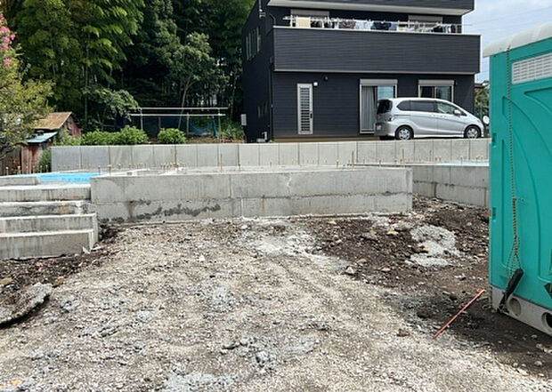 【外観_3】現地に行くなら、物件の周囲の地形がどうなっているかを見ることも大切です。周辺より低くなっている土地では、大雨などで水が集まりやすいため、地盤が弱くなっているということも考えられるため、注意が必要です。