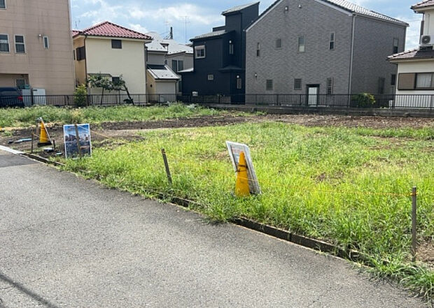 【前面道路含む現地写真_2】前面道路の幅員や歩道の有無、近隣の建物との距離感などは、実際の生活の利便性や安全性に大きく影響します。複数のアングルから前面道路の状況を確認することで、より具体的に生活イメージを描けます。