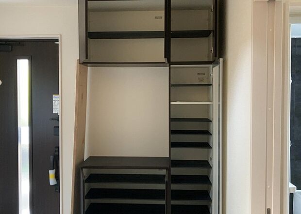 【玄関収納】玄関収納は、靴や傘、コートなどをスッキリと収納できるだけでなく、来客時に見せる顔となるため、家の顔とも言えます。収納量だけでなく、デザイン性も重視したいところです。ミラー付きの収納であれば、外出前の身だしなみチェックにも便利です。