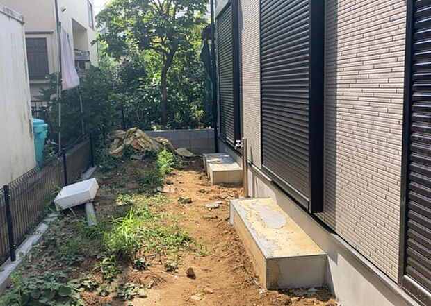 【その他設備】敷地内には、散水栓や立水栓があります。水道水を直接利用できるため、水を運ぶ手間を省くことが出来ます。大量の水を必要とする洗車作業や清掃などに役立ちます。その他設備とあわせて、現地でご確認ください。