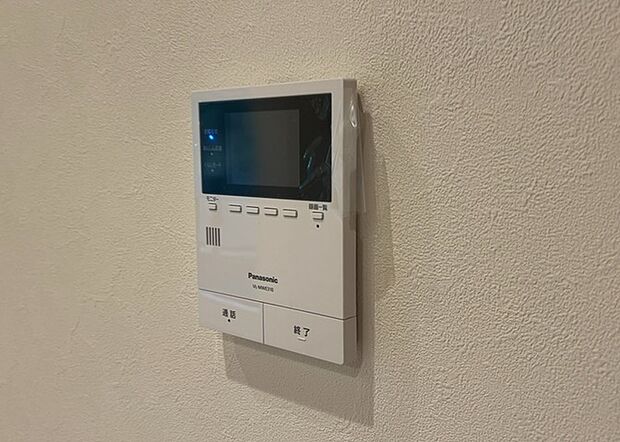 【TVモニター付きインターホン】TVモニター付きインターホンは、来訪者の顔を確認できるだけでなく、音声でやり取りすることもできるため、セキュリティ面で安心できる設備です。モニター画面が大きく見やすいもの、夜間でも来訪者をしっかりと確認できるものなど、機能性を重視したいところです。