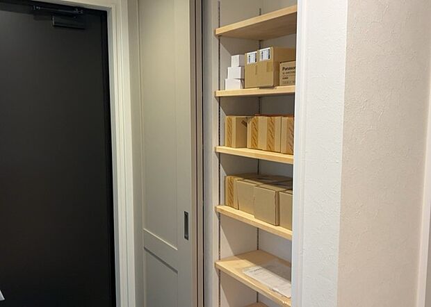 【玄関収納】玄関収納は、靴や傘、コートなどをスッキリと収納できるだけでなく、来客時に見せる顔となるため、家の顔とも言えます。収納量だけでなく、デザイン性も重視したいところです。ミラー付きの収納であれば、外出前の身だしなみチェックにも便利です。