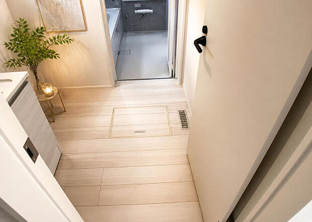 【脱衣場】多くの戸建て住宅で見かける洗面脱衣所は、洗面台と洗濯機が2畳ほどのスペースに並べられていて、洗面所が脱衣所を兼ね備えている間取りが一般的です。お客様が利用することもある、パブリックな空間でもあります。
