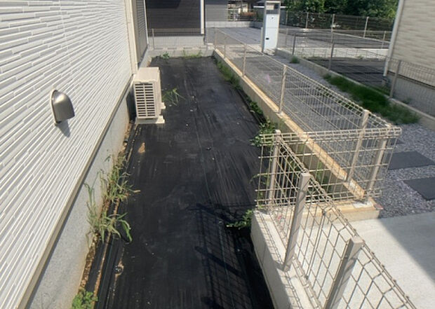【庭】庭があることでガーデニングや家庭菜園はもちろん、こどもの遊び場やペットを放して遊ぶことができます。また、家の周囲に余裕があるということです。隣地との間があれば、十分な日当たりと、風通しが確保できます。