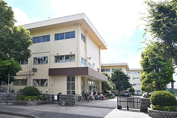 上鶴間中学校(約377m)