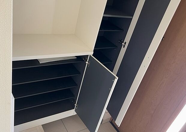 【玄関収納】玄関収納は、靴や傘、コートなどをスッキリと収納できるだけでなく、来客時に見せる顔となるため、家の顔とも言えます。収納量だけでなく、デザイン性も重視したいところです。ミラー付きの収納であれば、外出前の身だしなみチェックにも便利です。