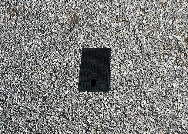 【外水栓】外水栓は、庭の水やりや洗車など、様々な用途に使える便利な設備です。ホースがしっかりと接続できるもの、水圧が安定しているものなど、使い勝手の良いものを選びましょう。また、凍結防止機能が付いているものなら、冬場でも安心して使用できます。