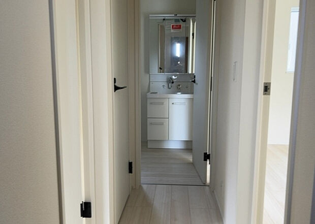 【内装】建物の上下階の通路である階段は、その位置によって動線や室内の印象が大きく左右されます。手摺にも重要な役割があり、転倒の防止・歩行や動作を円滑にして日常生活を支えることを主な目的として設置されています。