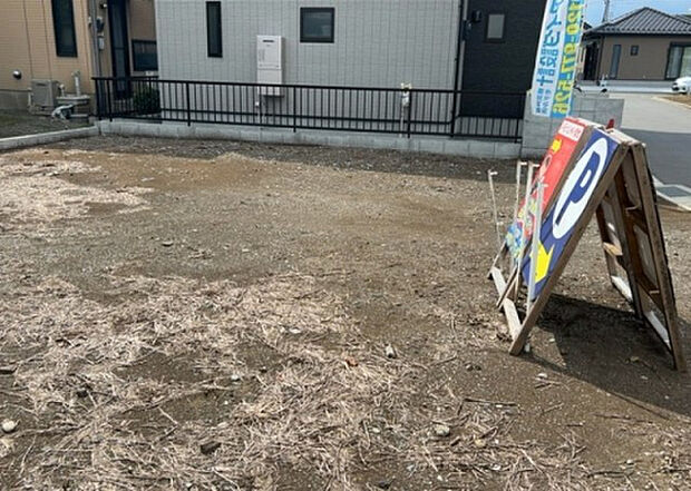 【玄関_2】玄関は、狭すぎると複数人で使いにくく、広すぎても無駄な空間になりがちです。最低2畳を目安にして、家の広さとの兼ね合いや家族の人数を考慮して決めるとよいでしょう。現地を見学して快適な玄関を選びましょう！