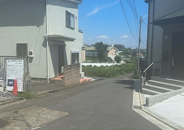 【前面道路含む現地写真_2】お持ちの車種によっては前面道路が広い方が便利でしょう。しかし、前面道路が広ければその分交通量が多くなるため、騒音などが気になる場合があります。実際に現地を見学し、周辺交通量や騒音などを確認しましょう!