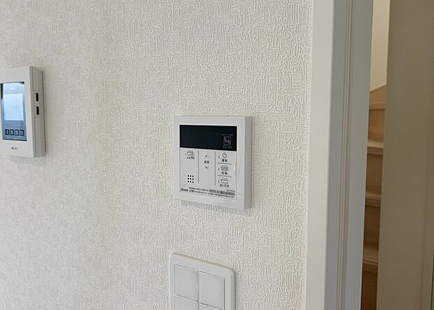 【給湯器リモコン】給湯器リモコンは、お風呂の温度設定やタイマー設定など、お風呂を快適に楽しむために欠かせないものです。液晶画面が大きく見やすいもの、操作ボタンが分かりやすいものなど、使いやすさが重要です。また、エコ機能が付いているものなら、光熱費の節約にもつながります。