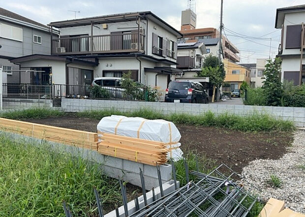 【構造・工法・仕様_2】ベタ基礎とは、柱の位置に関係なく全体に基礎がある事を指し、面積が大きい分建物の重さを全体に分散できます。また、地面からの湿気や害虫を遮断でき、木造住宅で心配されるシロアリ被害を防ぐ効果も期待できます。