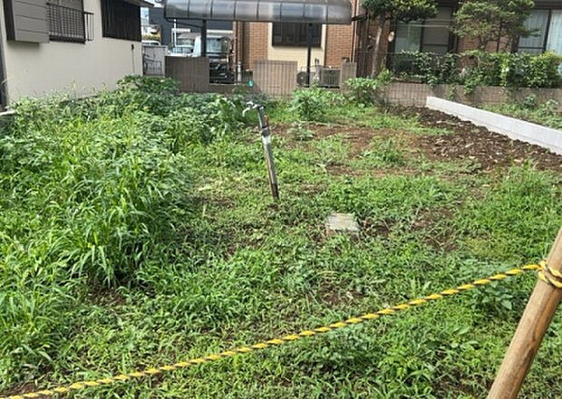 【玄関】玄関は家の顔でもあり、家族以外の目にも止まる場所です。玄関は外との間を仕切る扉、靴などをしまっておく収納スペース、靴脱ぎのたたきスペース、来客とのやり取りをするドアホンなど複数のアイテムからなります。