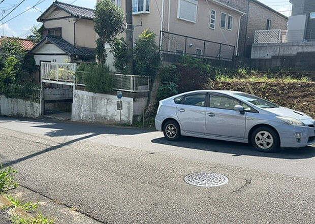 【前面道路含む現地写真_2】前面道路の幅員や歩道の有無、近隣の建物との距離感などは、実際の生活の利便性や安全性に大きく影響します。複数のアングルから前面道路の状況を確認することで、より具体的に生活イメージを描けます。