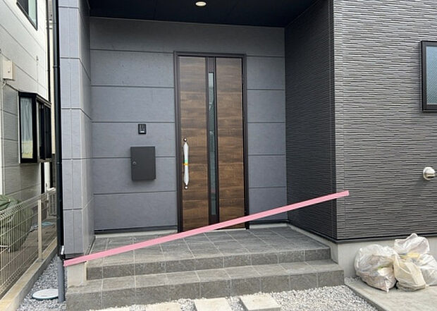 【玄関_2】玄関は、狭すぎると複数人で使いにくく、広すぎても無駄な空間になりがちです。最低2畳を目安にして、家の広さとの兼ね合いや家族の人数を考慮して決めるとよいでしょう。現地を見学して快適な玄関を選びましょう!