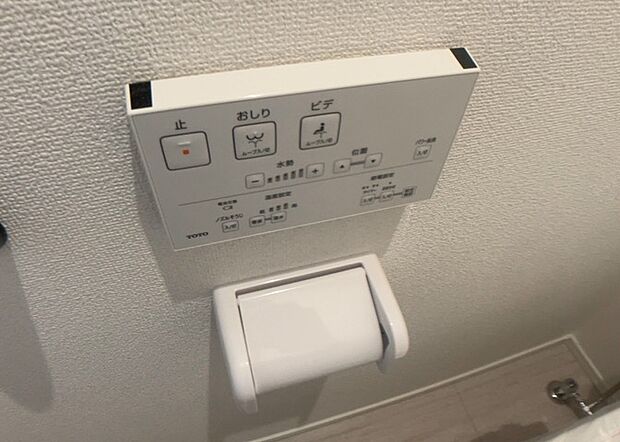 【ウォシュレット(リモコン)】ウォシュレットは、衛生面だけでなく、快適性も向上させる便利な設備です。洗浄機能の種類や水温調節機能など、様々な機能が付いたものが多くあります。リモコンも、操作が簡単で、使いやすいものを選びましょう。